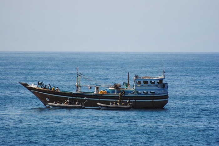 Lực lượng đặc nhiệm sử dụng xuồng cao tốc để kiểm tra 1 tàu dân sự di chuyển trên Vịnh Aden bị nghi là cướp biển.